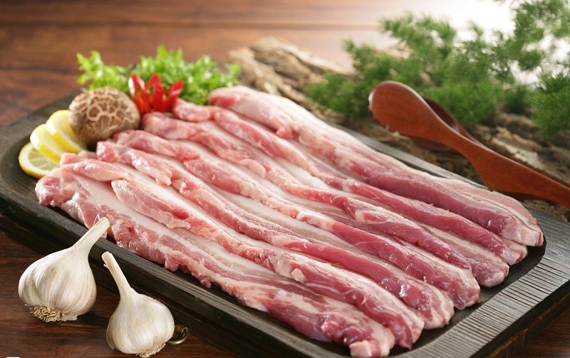 Giá thịt lợn đồng loạt giảm tại các cửa hàng và siêu thị. Ảnh minh họa