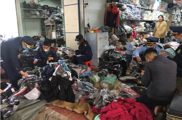 Lực lượng QLTT số 9 tiến hành kiểm tra cửa hàng kinh doanh Quần áo Sơn Yên