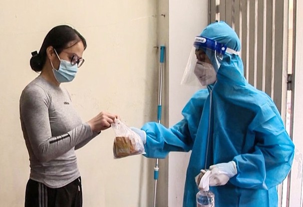 Nhân viên y tế Hà Nội tư vấn, hỗ trợ thuốc cho F0 đang điều trị tại nhà