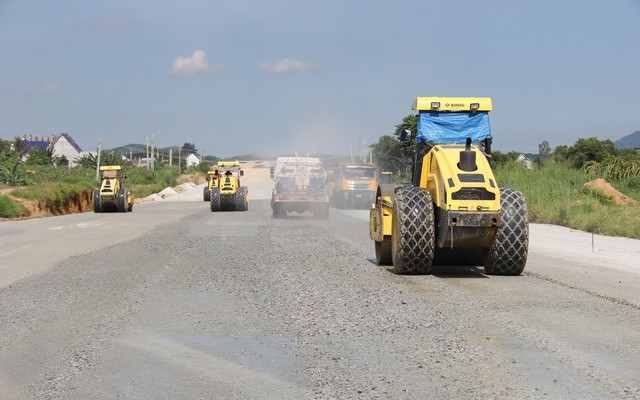 Bộ Giao thông vận tải yêu cầu đẩy nhanh tiến độ thi công dự án cao tốc Bắc - Nam đoạn Vĩnh Hảo - Phan Thiết và Phan Thiết - Dầu Giây
