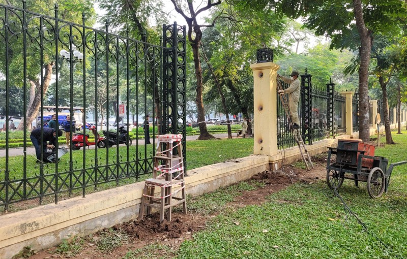 Hà Nội: Tháo dỡ hàng rào sắt Công viên Thống Nhất để tạo không gian mở cho phố đi bộ