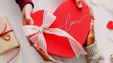 Ngày Valentine ai nên tặng quà ai?