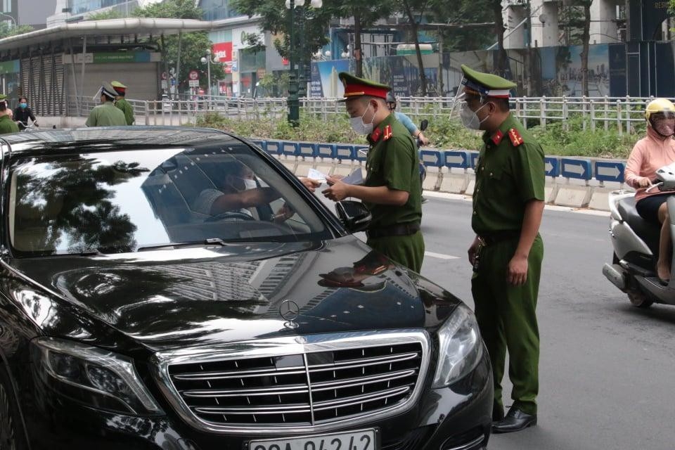 Lực lượng chức năng kiểm tra giấy tờ người tham gia giao thông bằng ô tô