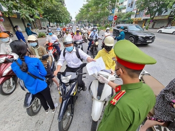Hà Nội: Ngày đầu siết chặt việc cấp và sử dụng giấy đi đường