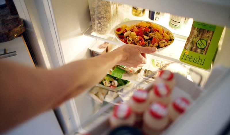 Trữ đông trực tiếp thức ăn còn nóng làm ảnh hưởng quá trình trữ đông những thực phẩm khác.