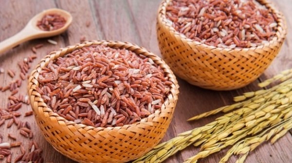 Gạo lứt là một loại ngũ cốc nguyên cám có nhiều lợi ích sức khỏe.