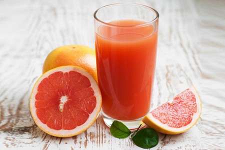 Nước ép các loại trái cây tươi như cam, bưởi tốt cho người bị sốt sau tiêm vaccine COVID -19.