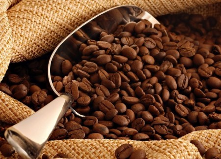 Giá cà phê hôm nay 17/9: Robusta vượt mốc 2.100 USD/tấn trong tâm lý thận trọng của giới đầu cơ.