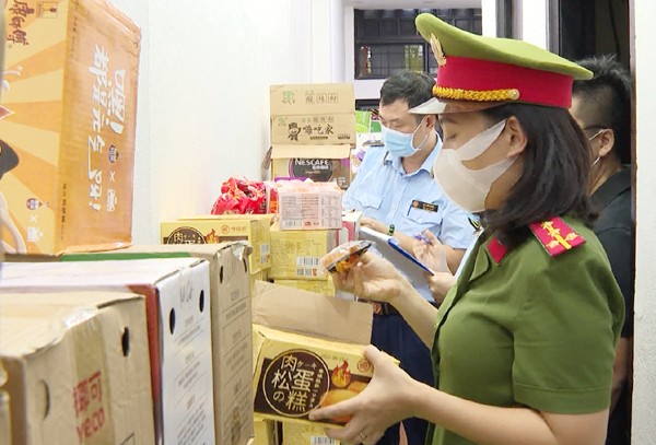 Lực lượng chức năng tỉnh Thanh Hoá đang kiểm tra số hàng hoá không rõ nguồn gốc được bày bán tại cửa hàng.