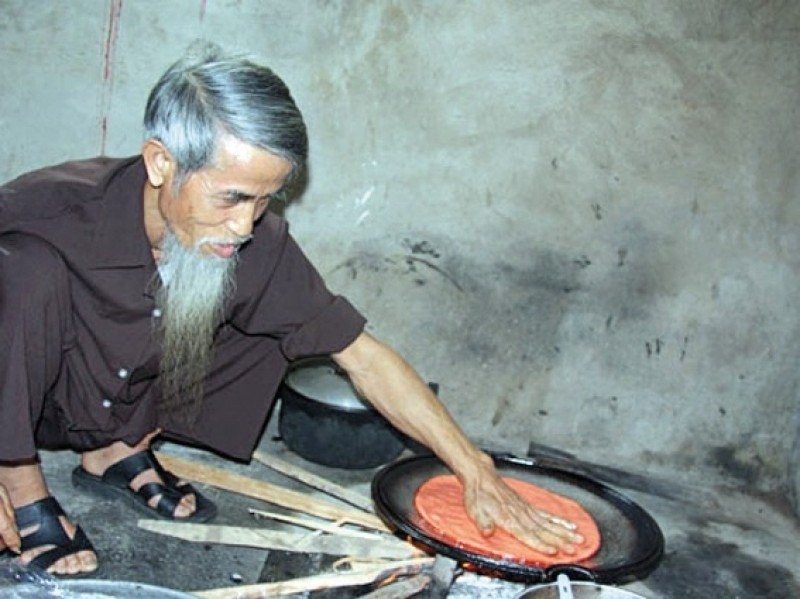 Ông Đỗ Phú Phủ là người làm bánh bác ngon nổi tiếng trong làng