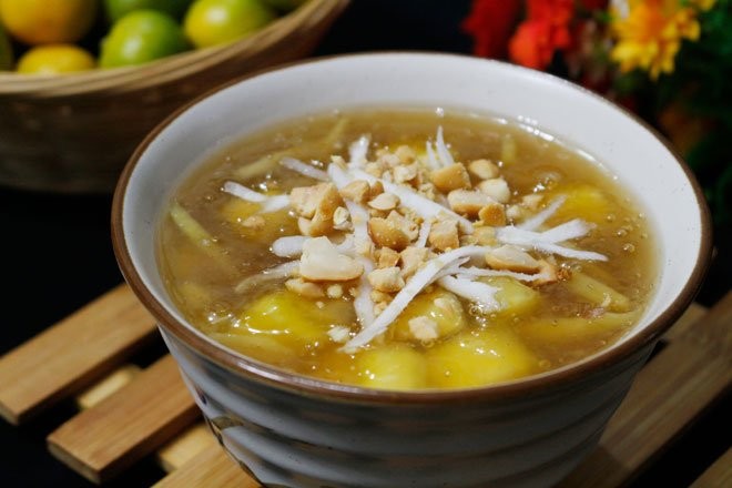 Chè sắn nóng là món ăn vặt phổ biến chỉ xuất hiện tại Hà Nội trong những ngày se lạnh