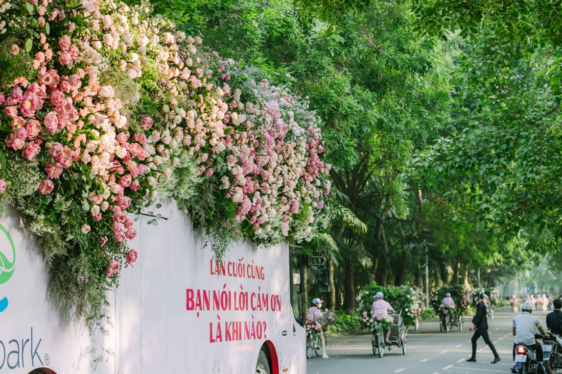 Đoàn xe hoa sen khổng lồ gây ấn tượng lớn với người dân Hà Nội.