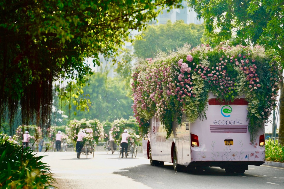 Đoàn xe hoa sen nổi bật đang lăn bánh khắp Hà Nội - Mừng Vu lan ý nghĩa cùng Ecopark