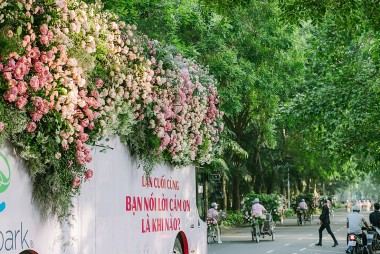 Đoàn xe hoa sen nổi bật đang lăn bánh khắp Hà Nội - Mừng Vu lan ý nghĩa cùng Ecopark