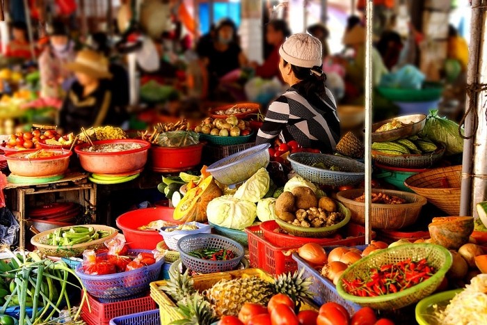 Giá thực phẩm ghi nhận tại các chợ dân sinh vẫn còn cao.