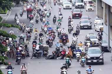 Hà Nội: Ngày đầu thí điểm dựng dải phân làn đường Nguyễn Trãi, giao thông hỗn loạn