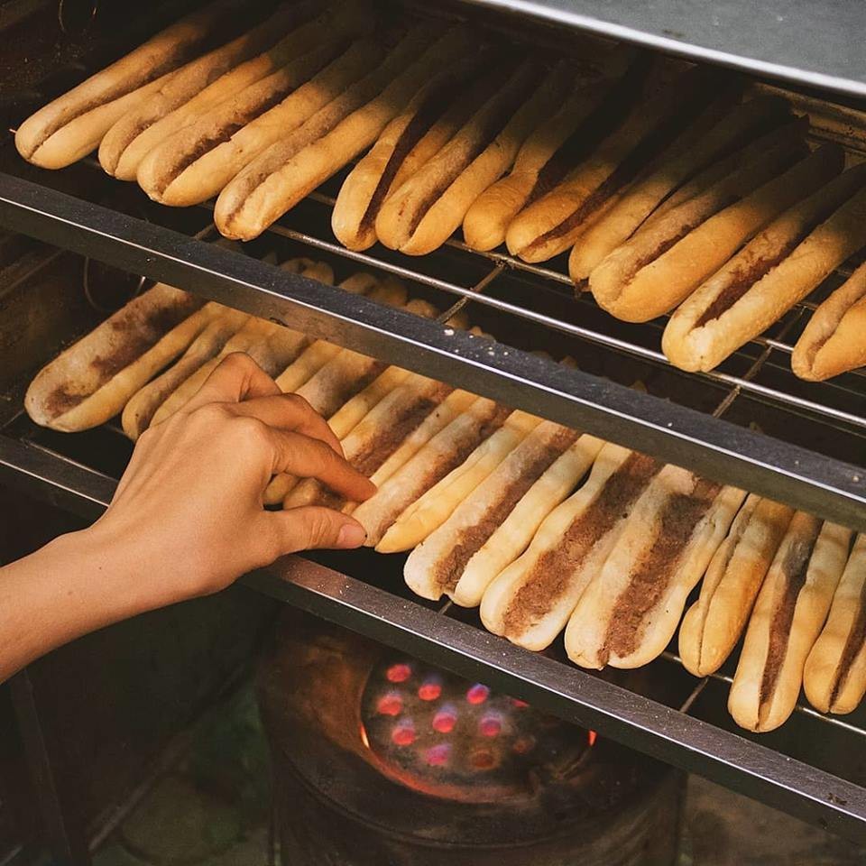 Bánh mì cay Hải Phòng nổi tiếng với pate béo ngậu và nước chấm 'chí chương' độc đáo.