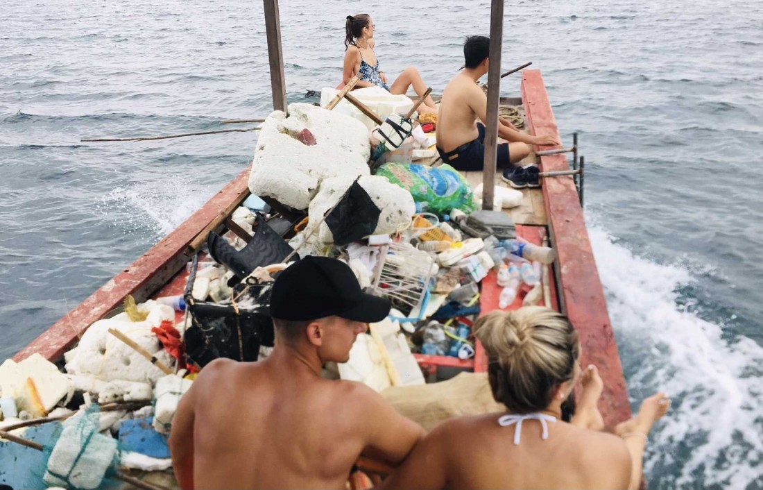Du khách nước ngoài vừa trải nghiệm vừa thu gom rác thải đại dương tại Cô Tô.