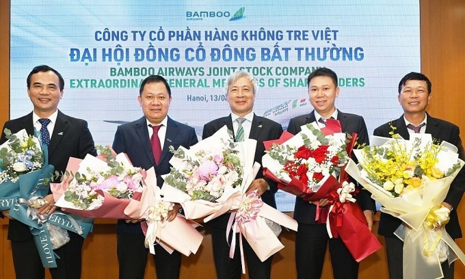 Tân Chủ tịch Nguyễn Ngọc Trọng (giữa) và 4 thành viên vừa được bầu bổ vào HĐQT Bamboo Airways.