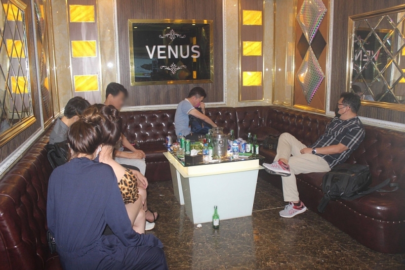 Lực lượng chức năng làm việc tại quán karaoke Venus. Ảnh: VOV