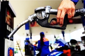 Giá xăng giữ nguyên, giá dầu giảm nhẹ