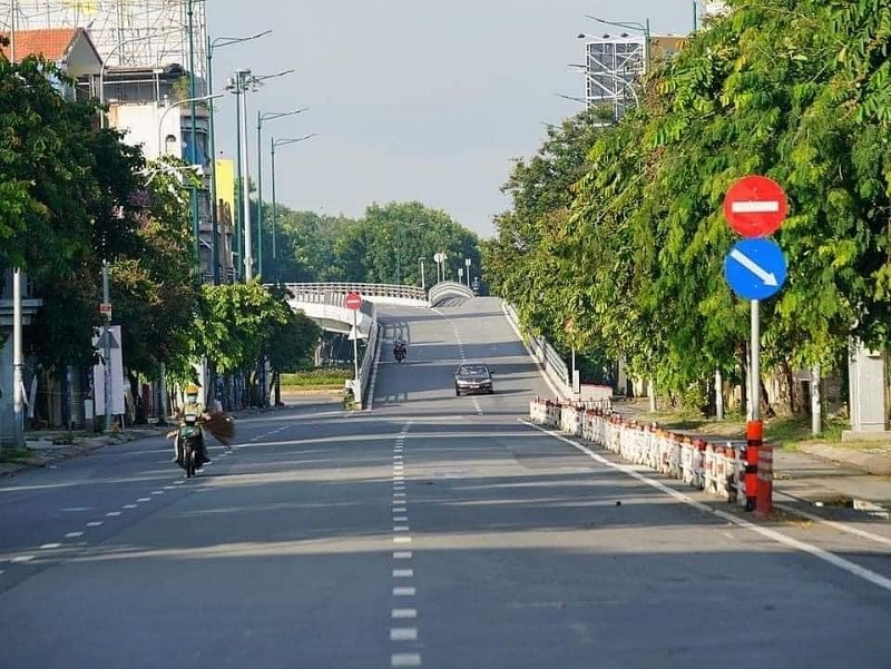 Đường phố tại TP Hồ Chí Minh ngày đầu áp dụng chỉ thị 11 khá vắng vẻ.