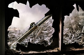 Người lính cứu hỏa đơn độc giữa những tàn tích còn lại ở Vùng đất số 0, nơi từng hiện hữu 2 tòa tháp của Trung tâm Thương mại Thế giới (WTC) vào hôm 11/9/2001.