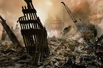 Nhóm dọn dẹp vệ sinh tại nơi hai tòa tháp WTC đổ sụp trong bức ảnh của Steve McCurry..