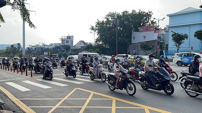 Đường Phạm Văn Đồng rất đông phương tiện di chuyển.