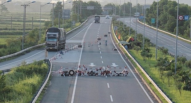Cao tốc Nội Bài-Lào Cai đoạn qua Bình Xuyên (Vĩnh Phúc) bị chặn.