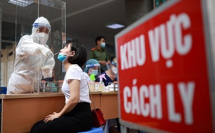 Nhân viên y tế lấy mẫu cho người dân ở Hà Nội.