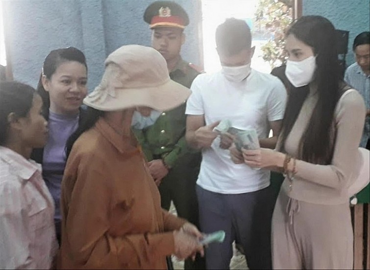 Thủy Tiên trao quà tại Quảng Nam.