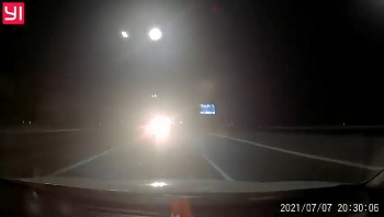 Bán tải đi ngược chiều trên cao tốc, bật đèn pha chói mắt trong màn đêm