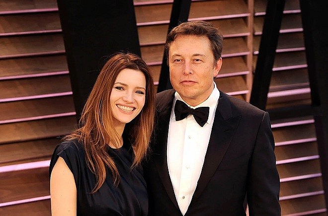 Tỷ phú Elon Musk chia tay bạn gái ca sĩ sau 3 năm hẹn hò