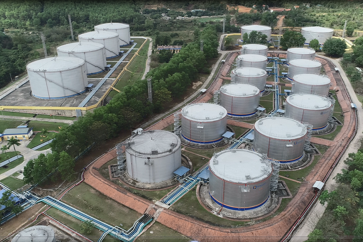 Theo chuyên gia xăng dầu Nguyễn Á Phi thì quy định các đại lý bán lẻ xăng dầu chỉ được lấy hàng từ một nguồn là không phù hợp, cần thiết phải bỏ quy định này.