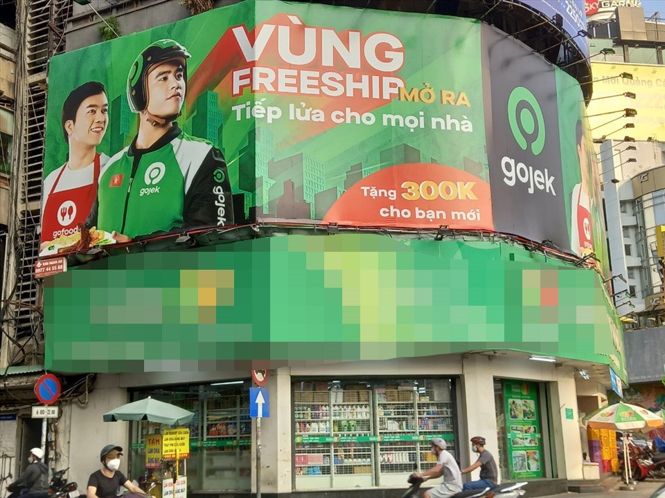 quảng cáo dịch vụ Gofood của Hãng vận tải công nghệ Gojek đặt tại số 4 Lê Thị Riêng, phường Bến Thành, Quận 1, TP HCM.