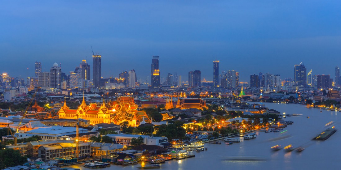 Tên Bangkok chính thức được đưa vào sử dụng từ tháng 11.2001 theo thông báo của Văn phòng Hội Hoàng gia Thái Lan. Đây là tên gọi từ một khu vực cổ của Bangkok, hiện là một phần của vùng đô thị lớn của thủ đô, là Bangkok Noi và Bangkok Yai.