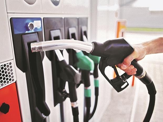 Liên bộ Công thương - Tài chính vừa công bố điều chỉnh tăng mạnh giá xăng dầu từ 15h chiều nay 21-2, đồng loạt tăng tiếp gần 1.000 đồng với tất cả mặt hàng.