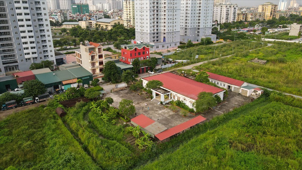 Năm 2004, UBND TP Hà Nội đã thu hồi 351.618m2 đất quận Hoàng Mai giao cho Tổng công ty xây dựng và phát triển hạ tầng Licogi đền bù giải phóng mặt bằng, triển khai dự án đầu tư xây dựng KĐT mới Thịnh Liệt. Sau 17 năm, dự án vẫn chỉ là đồng cỏ.