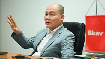 BS Nguyễn Huy Hoàng phản bác CEO BKAV Nguyễn Tử Quảng: "Chế tạo vaccine giống phần mềm diệt virus là quan điểm phản khoa học"