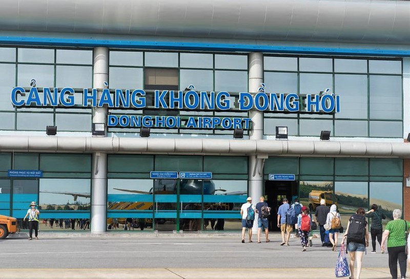 Cảng Hàng không Đồng Hới được thành lập vào tháng 4/2008, phục vụ máy bay Airbus A320, A321 trở xuống, đáp ứng 2 chuyến bay tại cùng một thời điểm. Hiện sân bay Đồng Hới có 5 hãng hàng không trong nước khai thác 3 đường bay nội địa: Đồng Hới - Hà Nội, Đồng Hới - TP.HCM và Đồng Hới - Hải Phòng và 1 đường bay quốc tế thường lệ Đồng Hới - Chiang Mai (Thái Lan).
