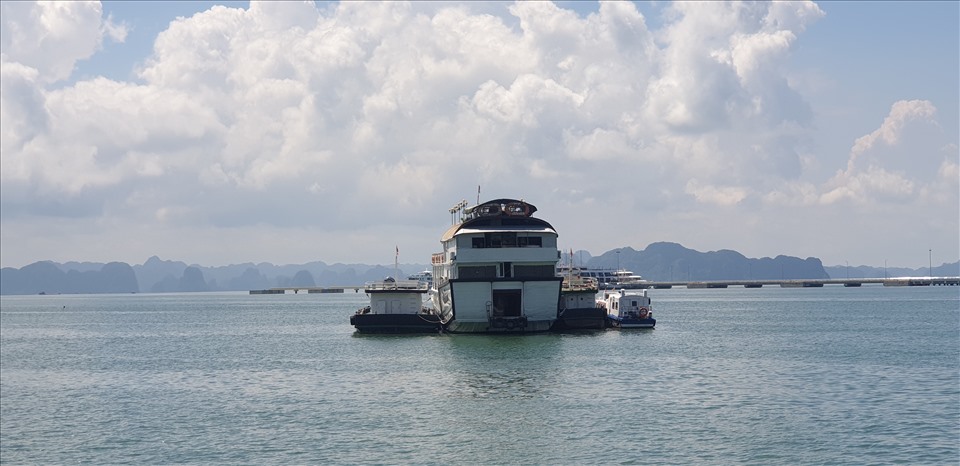 Ngày càng xuất hiện nhiều tàu lớn, đẹp, hiện đại trên vịnh Hạ Long. Ảnh: Nguyễn Hùng
