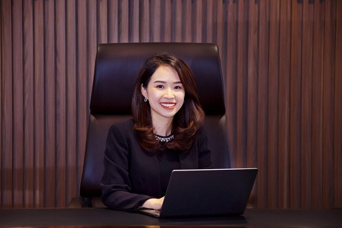 Bà Trần Thị Thu Hằng sinh năm 1985 hiện cũng là Tổng giám đốc Tập đoàn Sunshine, một trong những chủ đầu tư bất động sản lớn ở khu vực phía Bắc. Bà Hằng được bổ sung làm thành viên HĐQT Kienlongbank vào tháng 1 vừa qua
