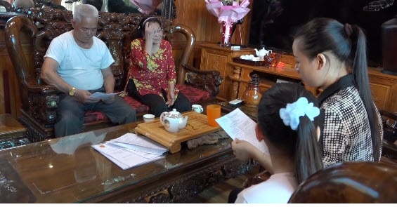 Gia đình tử tù Nguyễn Chí Huân trao đổi với phóng viên.