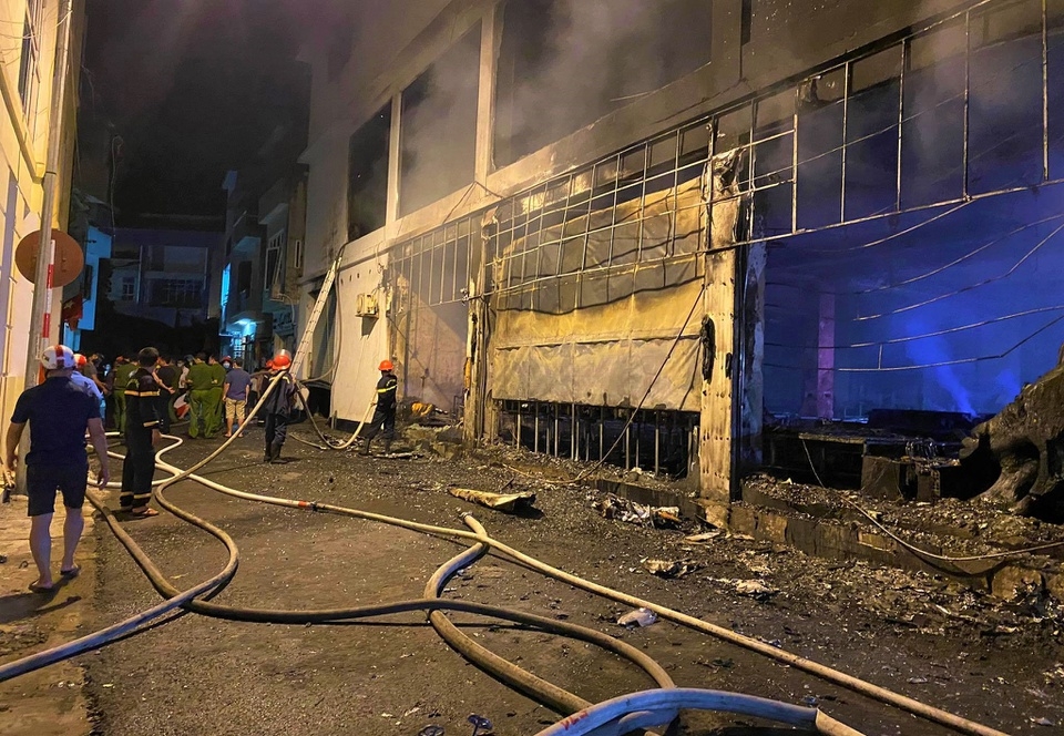 Sau vụ nổ lớn, phòng trà bùng cháy khiến 6 người tử vong