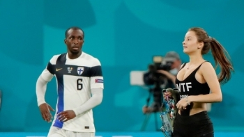 Hé lộ thông tin bất ngờ về cô gái nóng bỏng "phá đám" trận Bỉ gặp Phần Lan