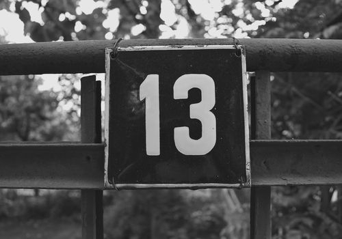 Theo nhiều quốc gia, 13 là con số tượng trưng có sự đen đủi và rủi ro.