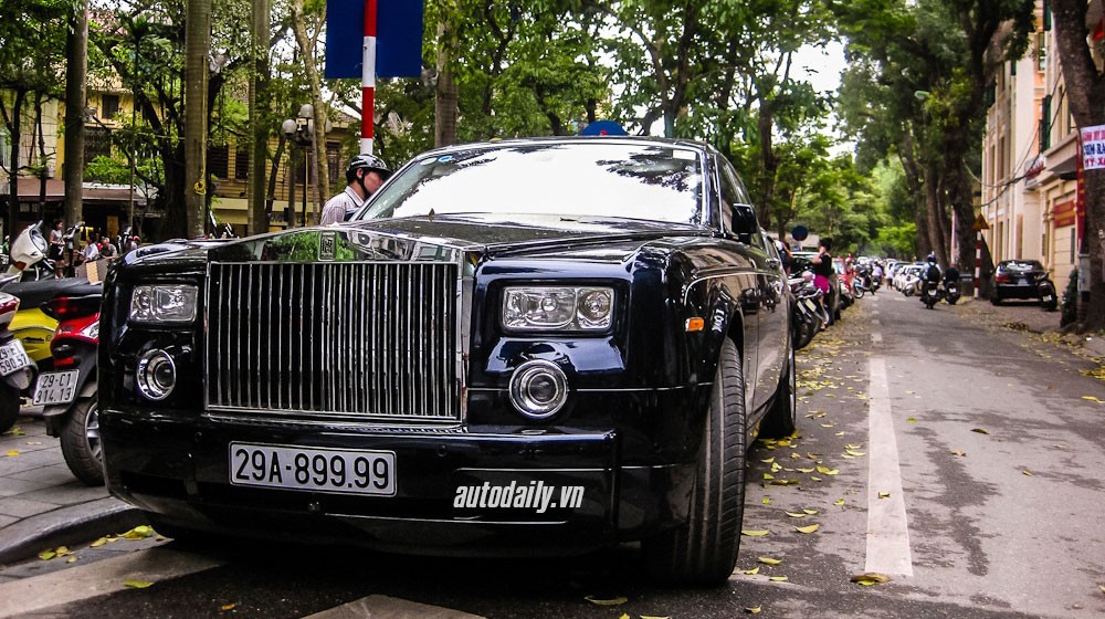 Rolls-Royce Phantom có giá 26 tỷ tại Việt Nam cũng được đeo biển khủng tại Hà Nội.