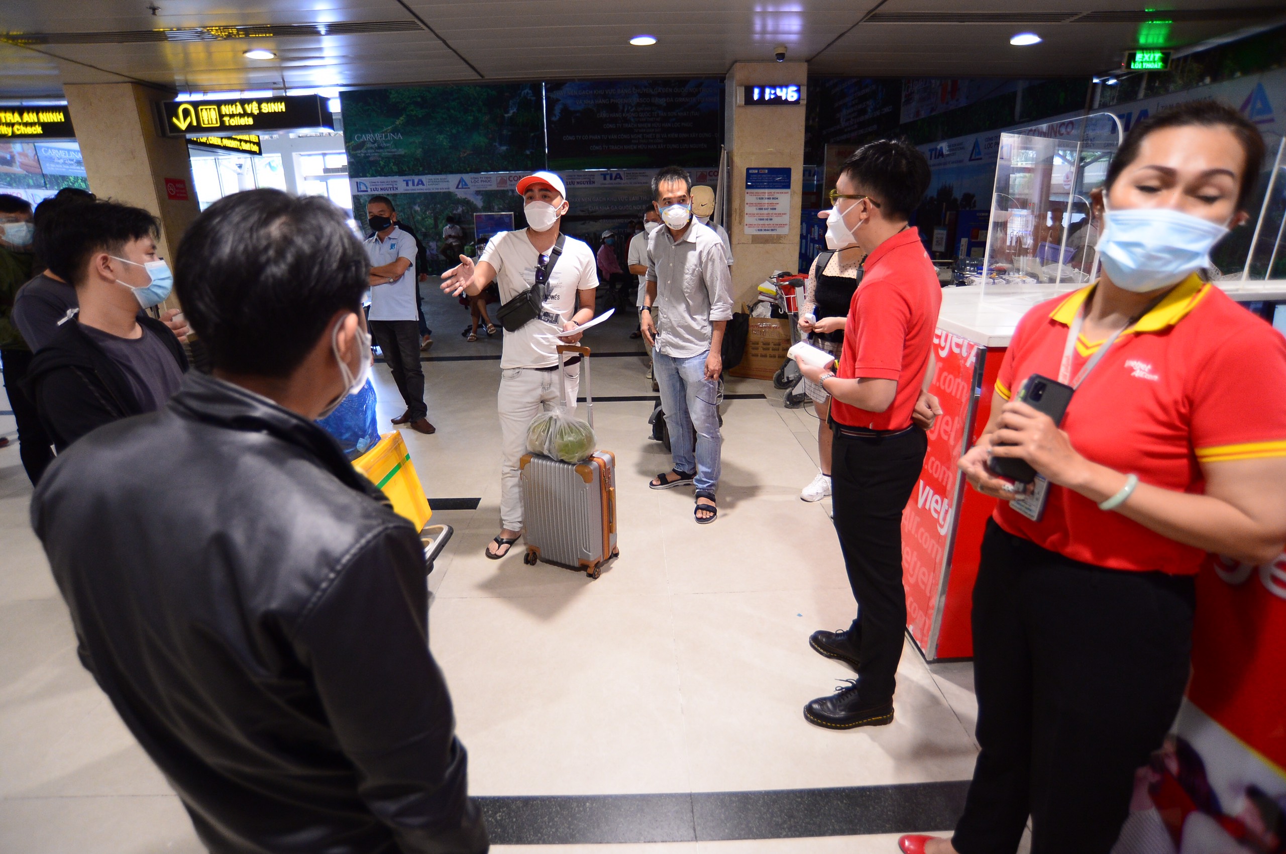 Đà Nẵng từ chối chuyến bay chở khách từ TP.HCM, khách mòn mỏi chờ ở sân bay - Ảnh 1.