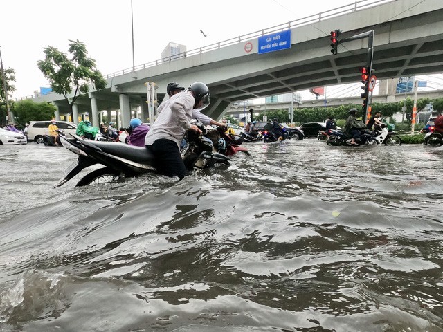 Hướng dẫn đi xe máy qua đường ngập nước và cách sửa xe máy khi bị ngập nước, chết máy